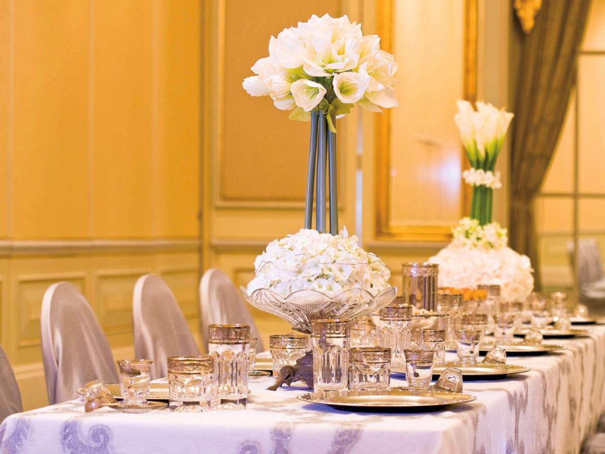 Moevenpick Hotel Αλ Κομπάρ Εξωτερικό φωτογραφία A table set for a formal dinner