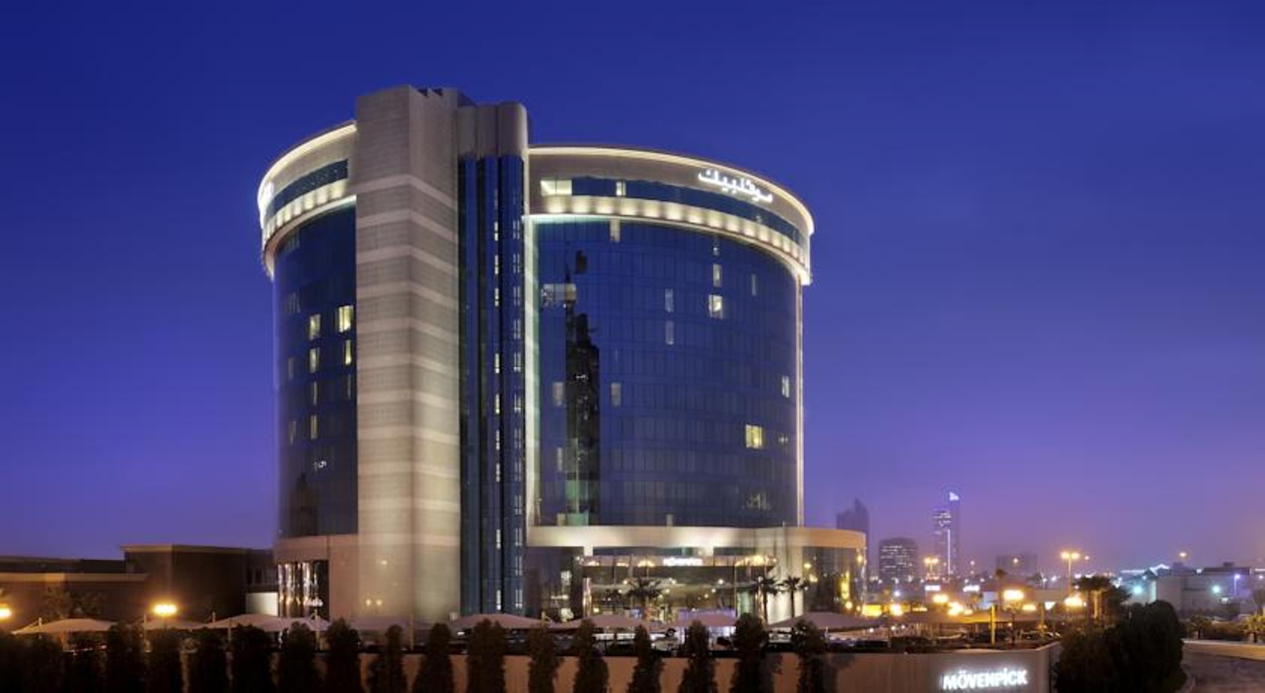 Moevenpick Hotel Αλ Κομπάρ Εξωτερικό φωτογραφία The hotel at night