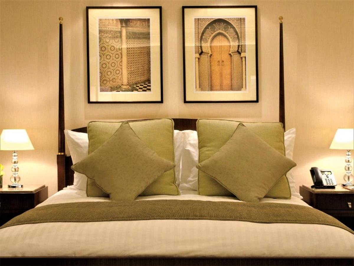 Moevenpick Hotel Αλ Κομπάρ Εξωτερικό φωτογραφία A bedroom at the Taj Mahal Palace
