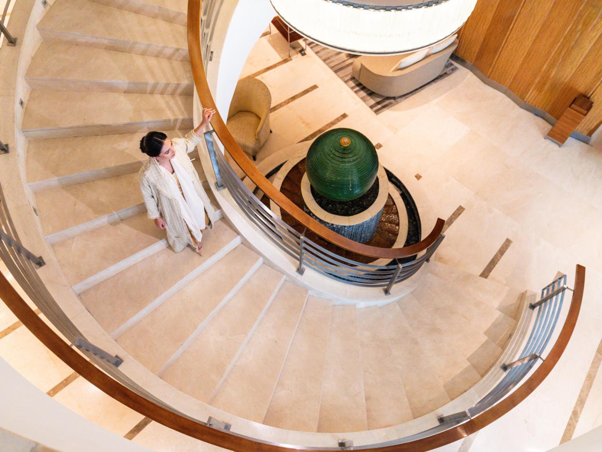 Moevenpick Hotel Αλ Κομπάρ Εξωτερικό φωτογραφία The spiral staircase
