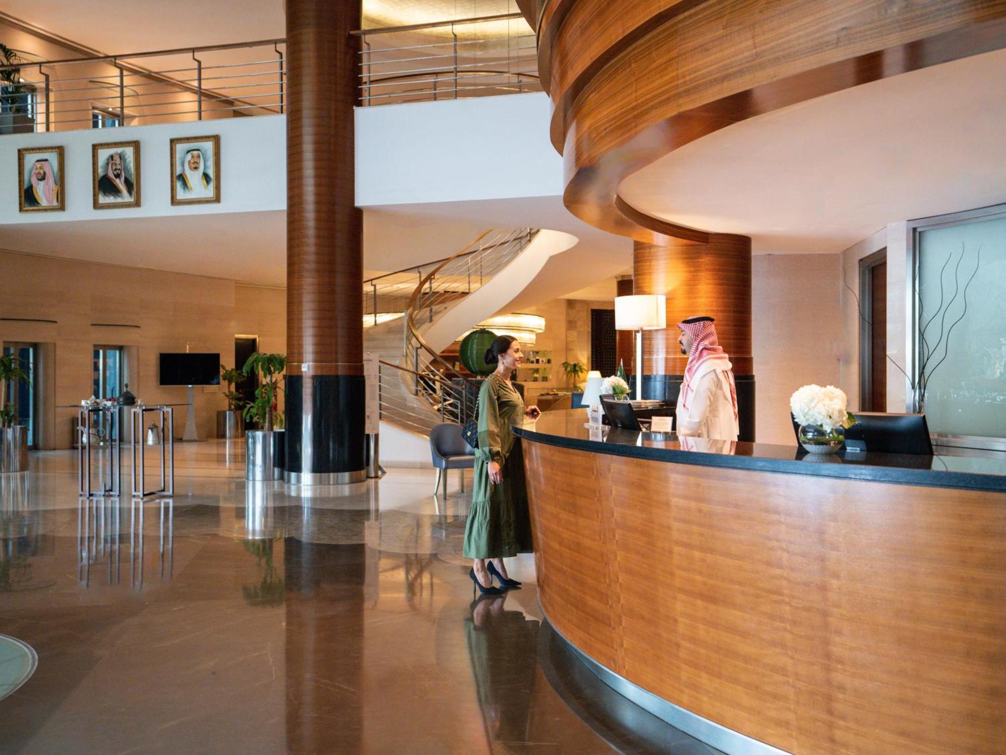 Moevenpick Hotel Αλ Κομπάρ Εξωτερικό φωτογραφία Lobby