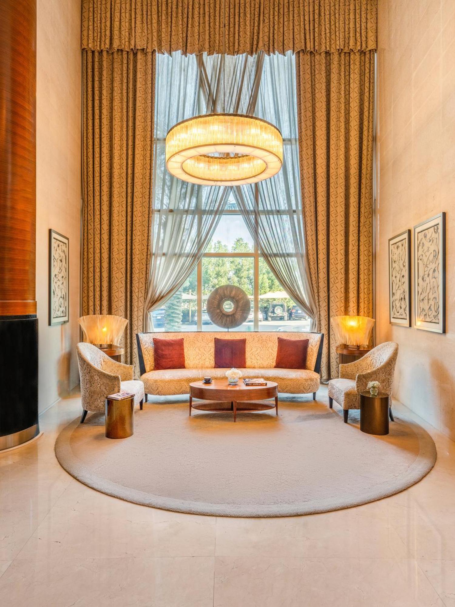 Moevenpick Hotel Αλ Κομπάρ Εξωτερικό φωτογραφία The lobby of the hotel