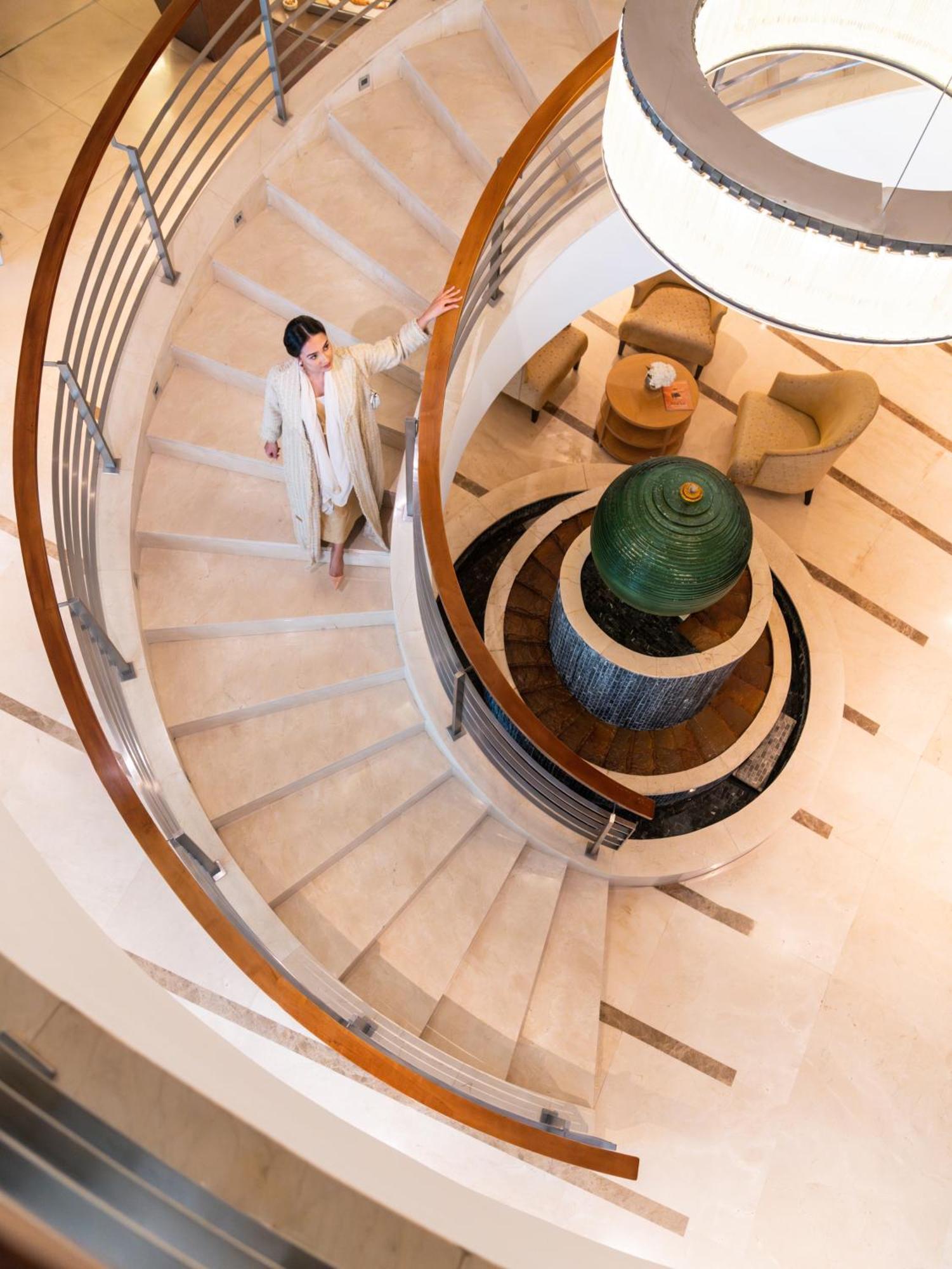 Moevenpick Hotel Αλ Κομπάρ Εξωτερικό φωτογραφία The staircase