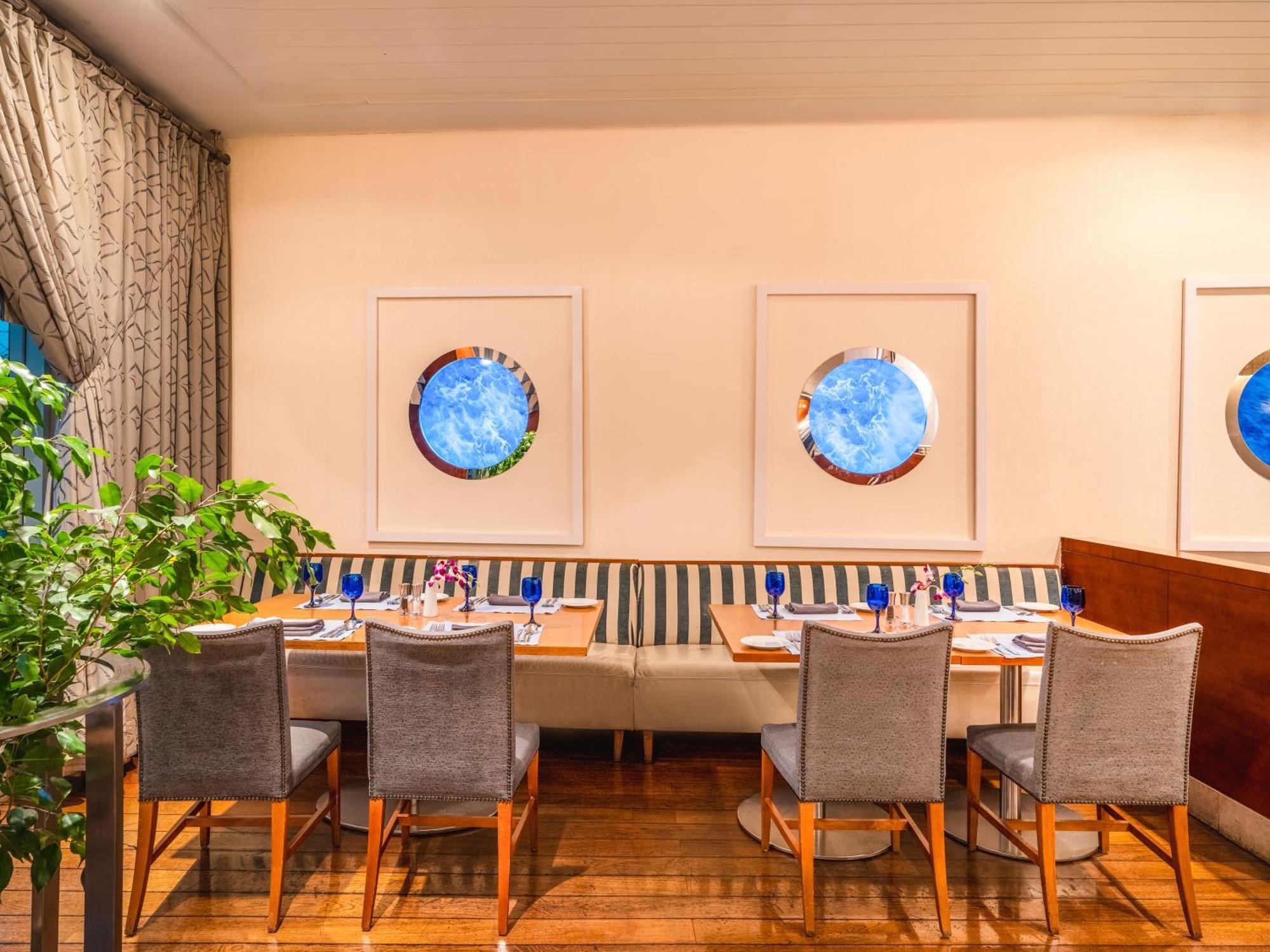 Moevenpick Hotel Αλ Κομπάρ Εξωτερικό φωτογραφία The interior of the restaurant