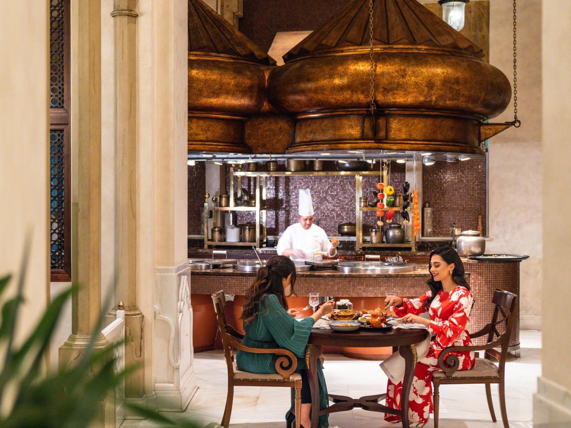 Moevenpick Hotel Αλ Κομπάρ Εξωτερικό φωτογραφία The Palace Downtown