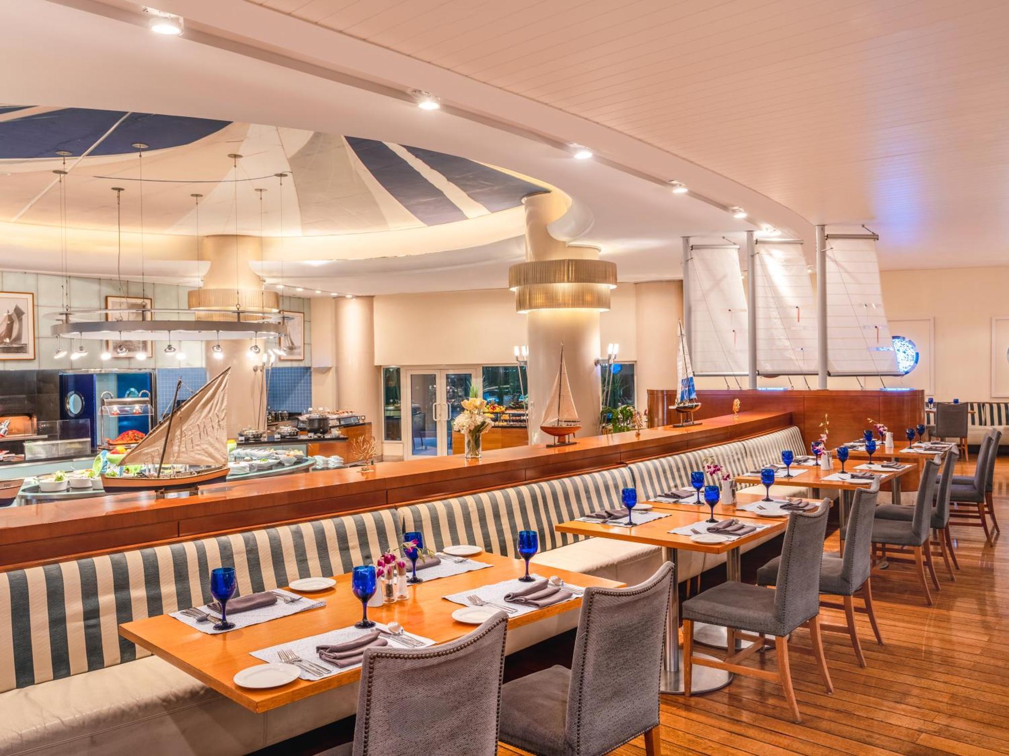 Moevenpick Hotel Αλ Κομπάρ Εξωτερικό φωτογραφία The Deck Restaurant