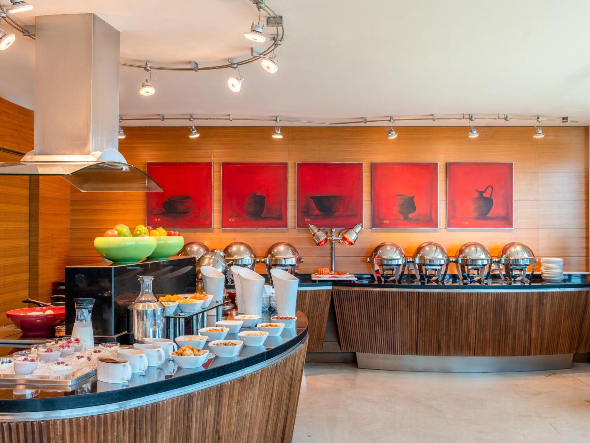 Moevenpick Hotel Αλ Κομπάρ Εξωτερικό φωτογραφία The buffet at the restaurant