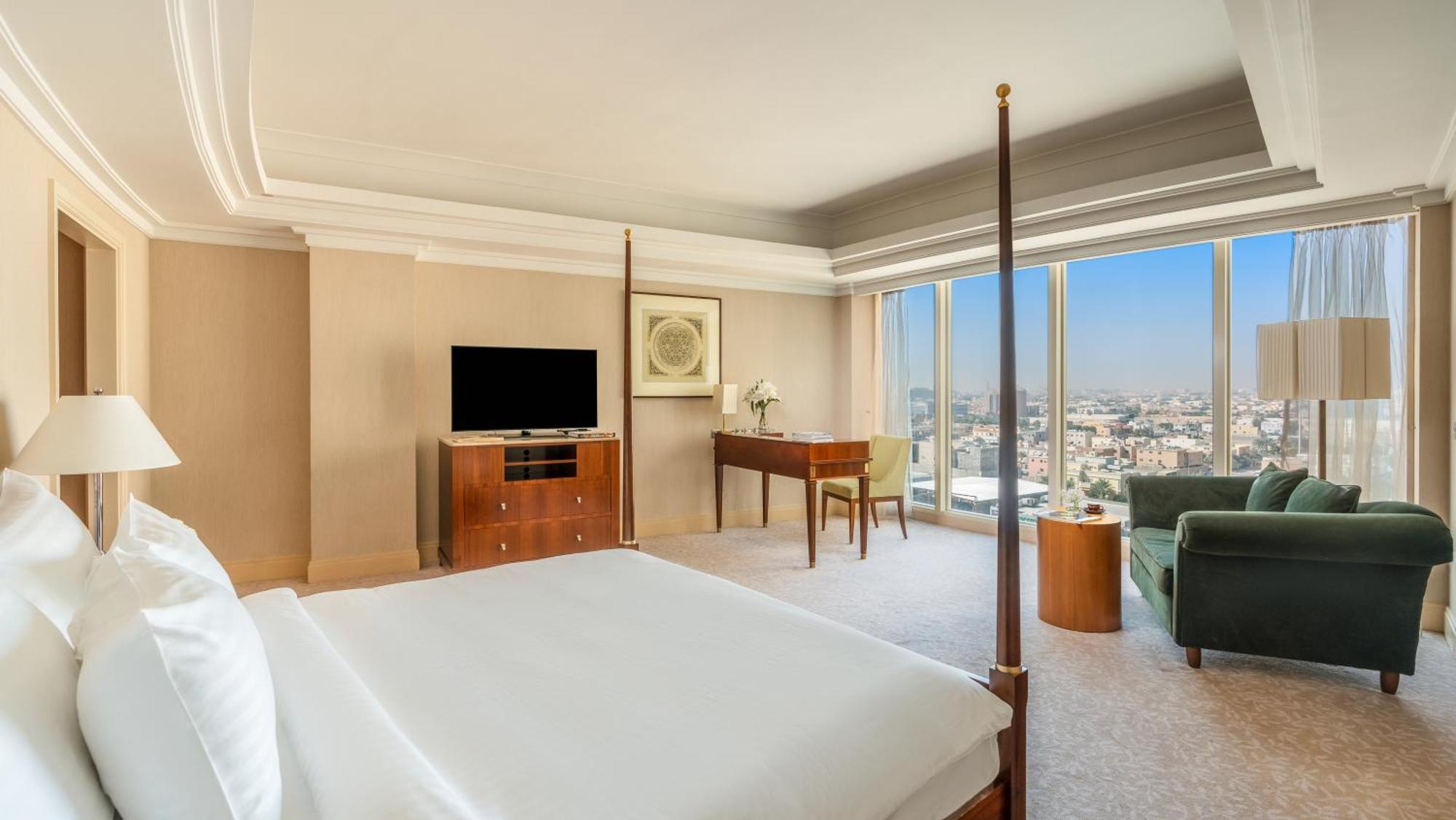 Moevenpick Hotel Αλ Κομπάρ Εξωτερικό φωτογραφία A bedroom at the Four Seasons Hotel