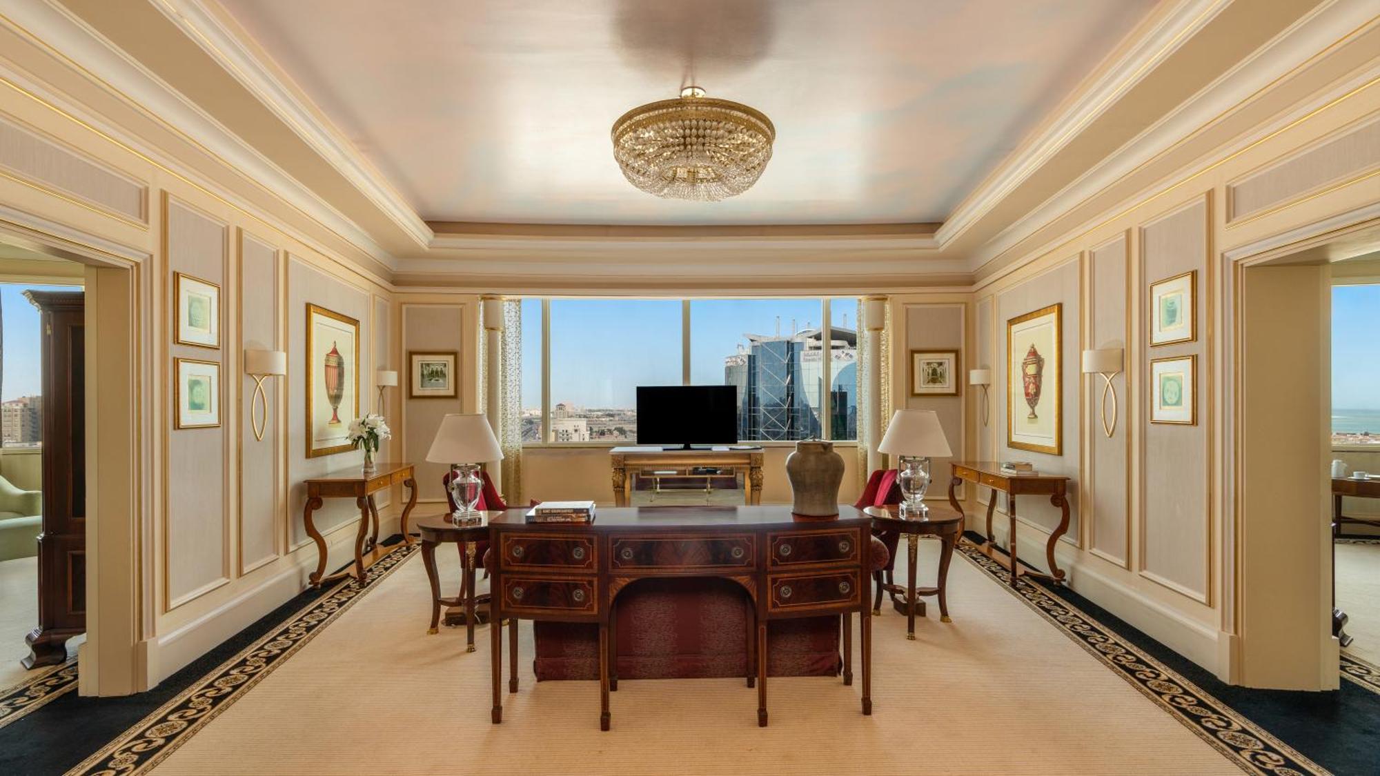 Moevenpick Hotel Αλ Κομπάρ Εξωτερικό φωτογραφία The study of a Presidential Suite
