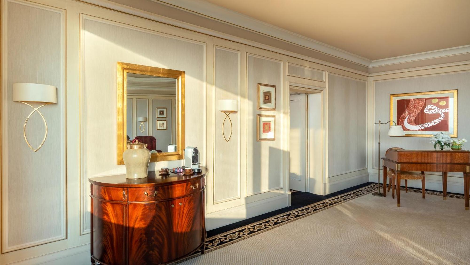 Moevenpick Hotel Αλ Κομπάρ Εξωτερικό φωτογραφία A suite at the Waldorf Astoria Berlin