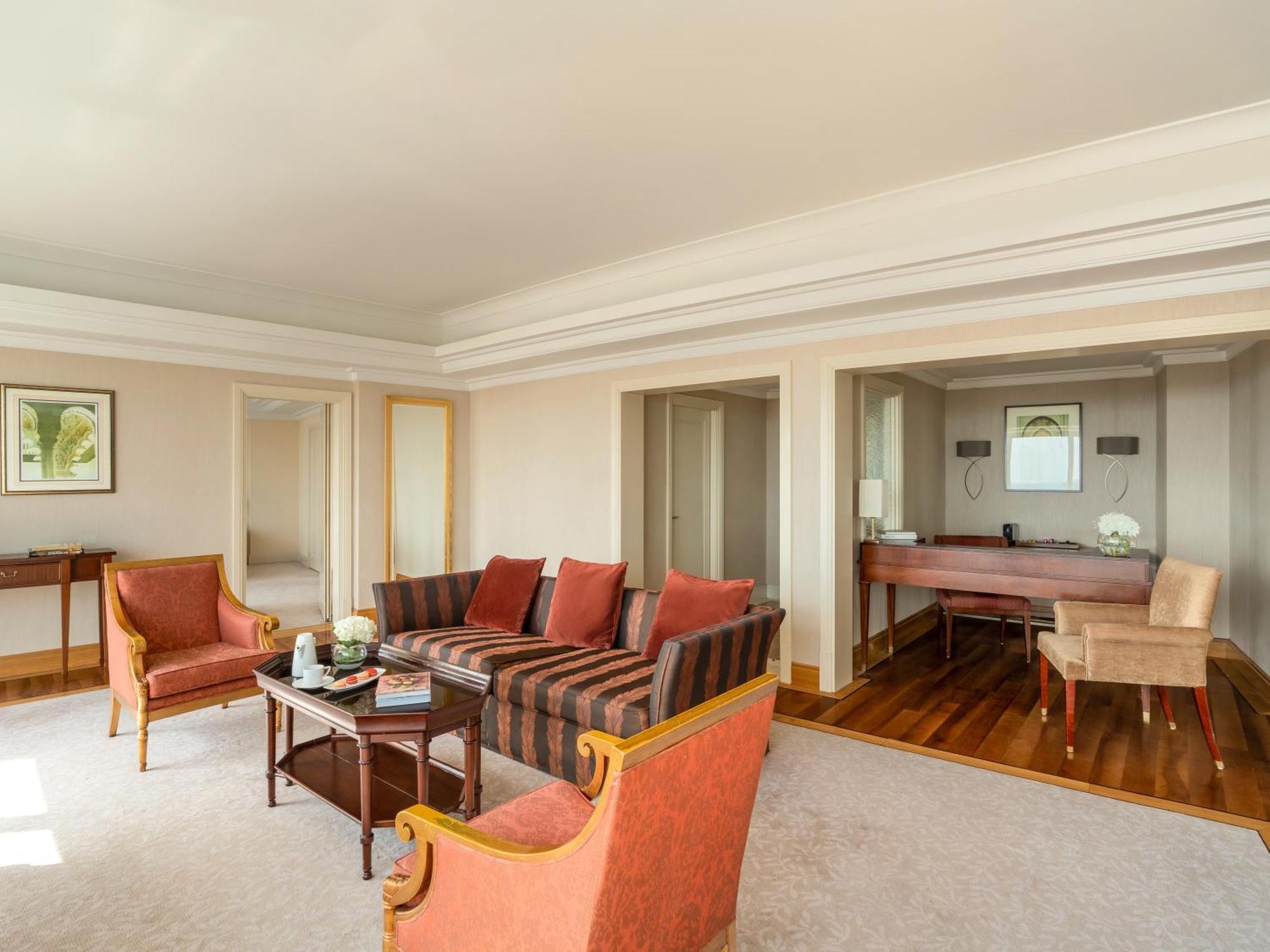 Moevenpick Hotel Αλ Κομπάρ Εξωτερικό φωτογραφία A suite at the InterContinental