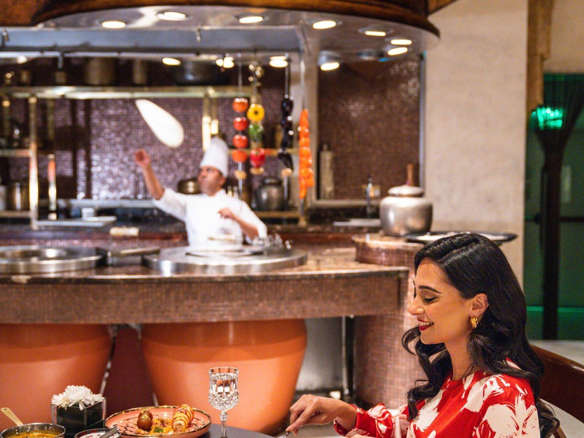 Moevenpick Hotel Αλ Κομπάρ Εξωτερικό φωτογραφία A woman dining at a restaurant