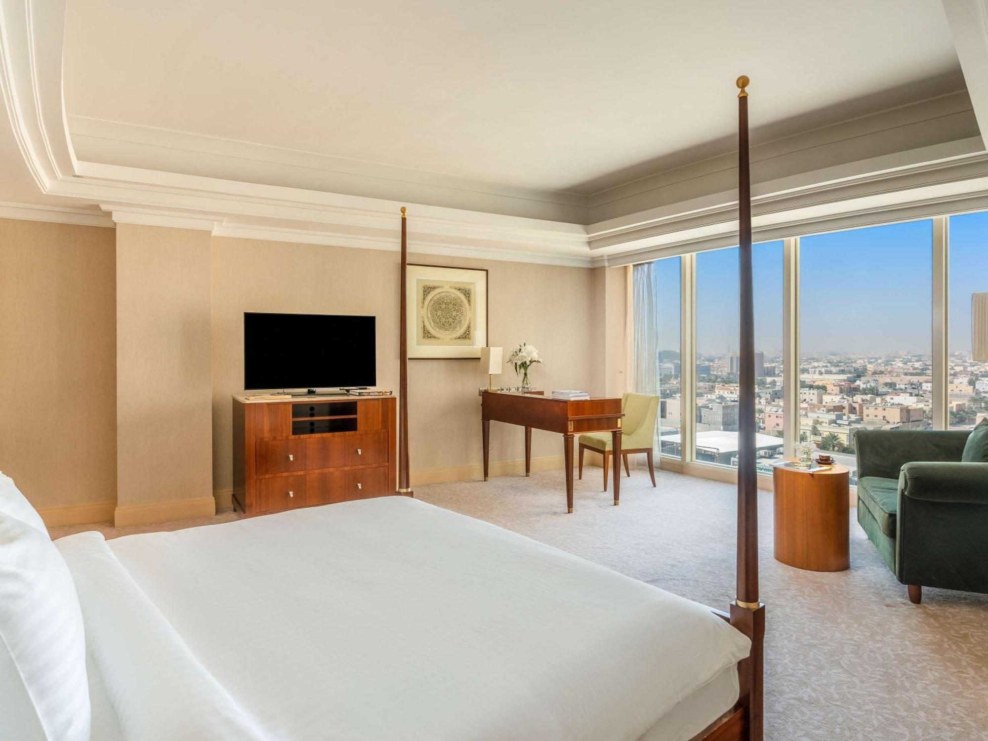 Moevenpick Hotel Αλ Κομπάρ Εξωτερικό φωτογραφία Deluxe Suite