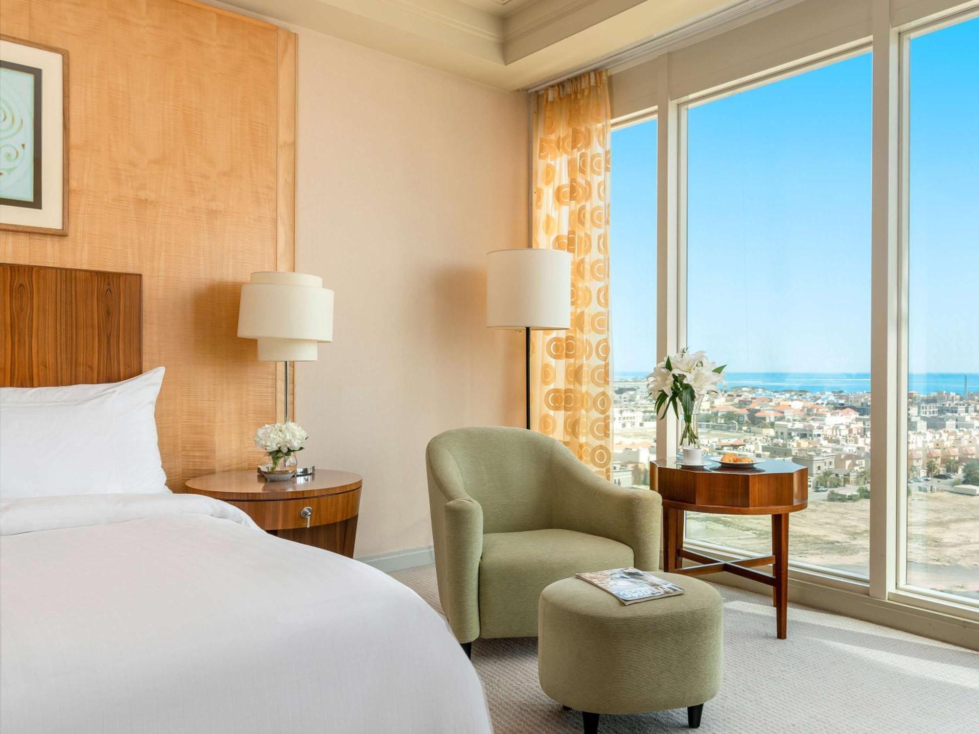 Moevenpick Hotel Αλ Κομπάρ Εξωτερικό φωτογραφία A guest room at the Hilton San Diego Bayfront